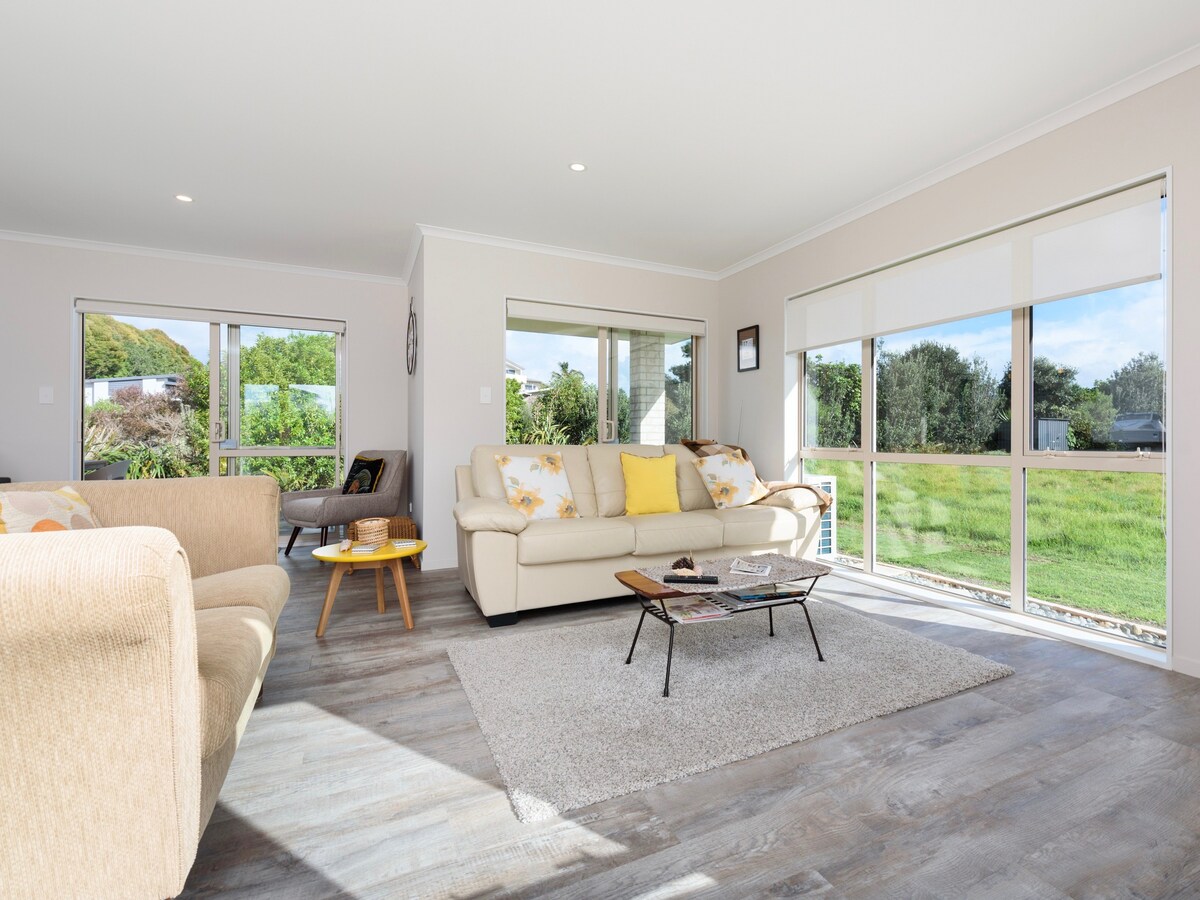 Modern Beach Break - Waihi Beach Holiday Home