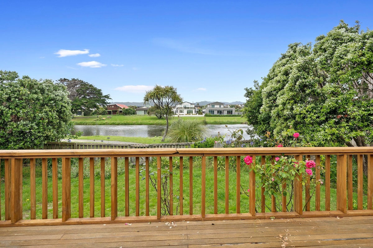 Lagoon Haven - Waikanae Holiday Home