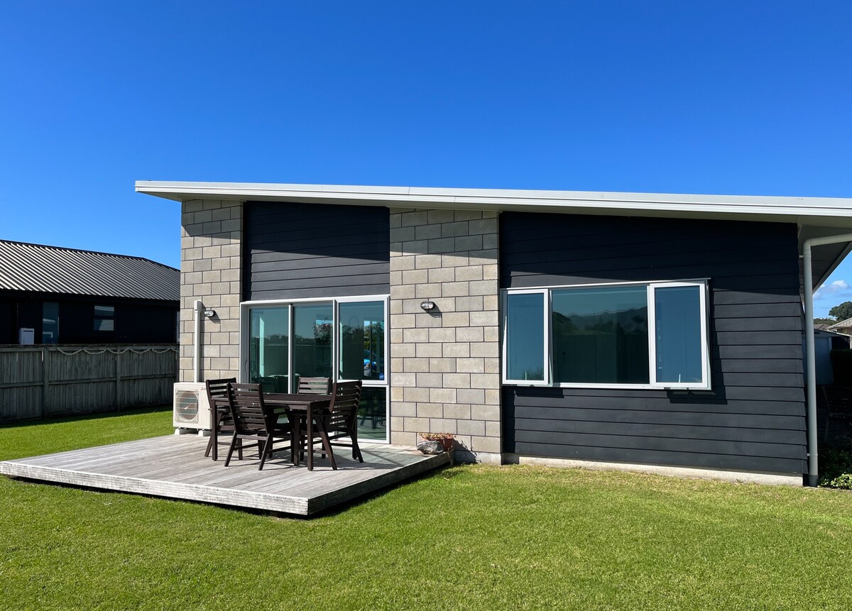 Surfers Retreat - Waihi Holiday Home