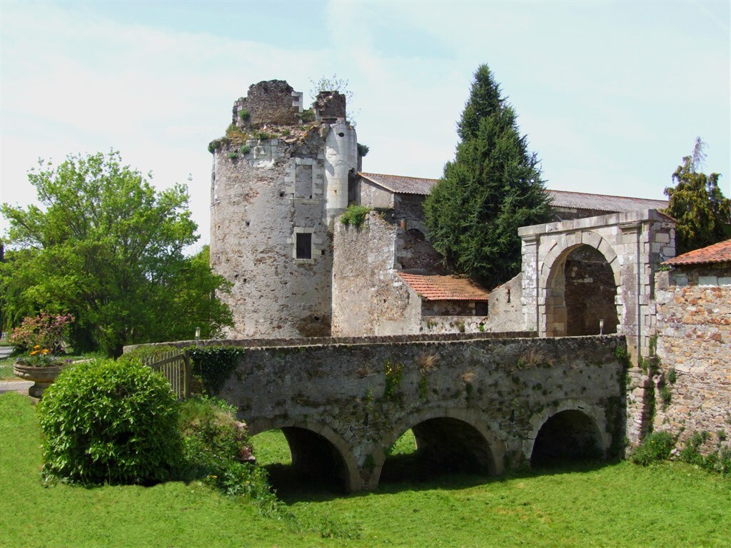 位于加利森尼埃城堡（ Château de la Galissonnière ）的独立独立卫生间
