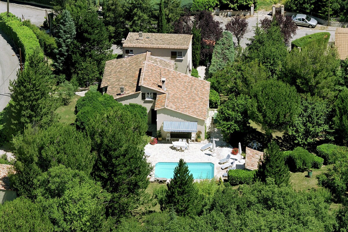 迷人的普罗旺斯别墅，设有私人泳池和全景。