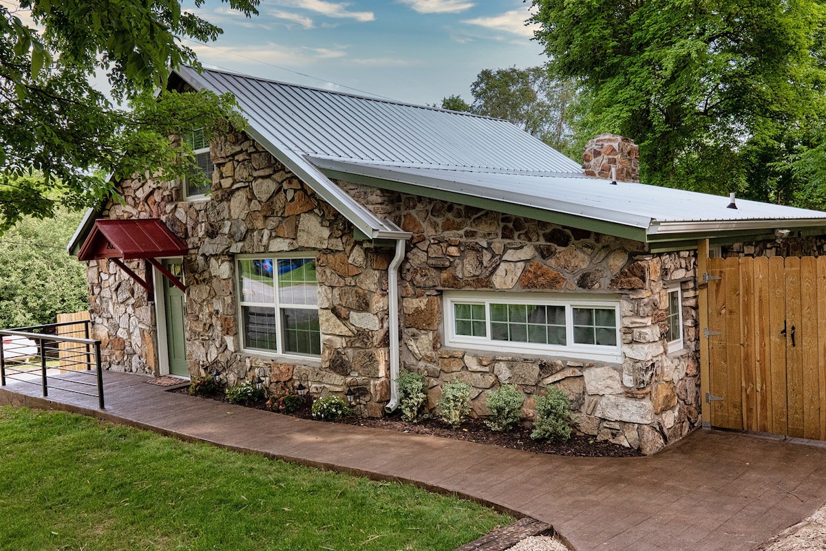 Elegant Native Stone Home near Spring River