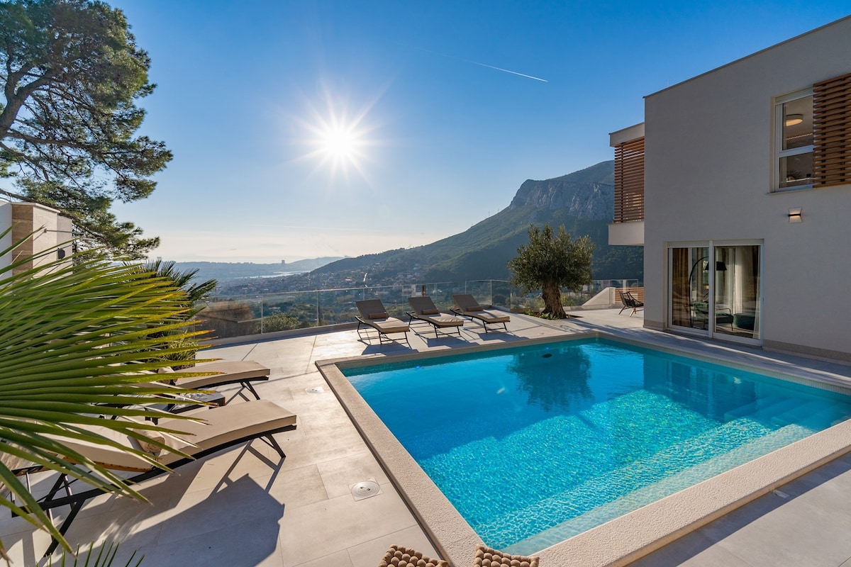 Luxury Villa 7th Heaven-heated pool, hot-tub, gym