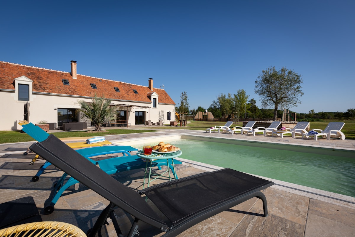 Luxury country house, swimming pool, city park
