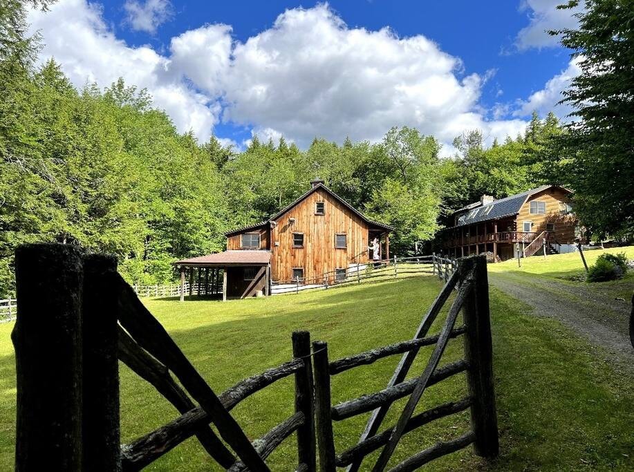 Private 2 Cabins, 10 bedrooms, Hot tub, & Games
