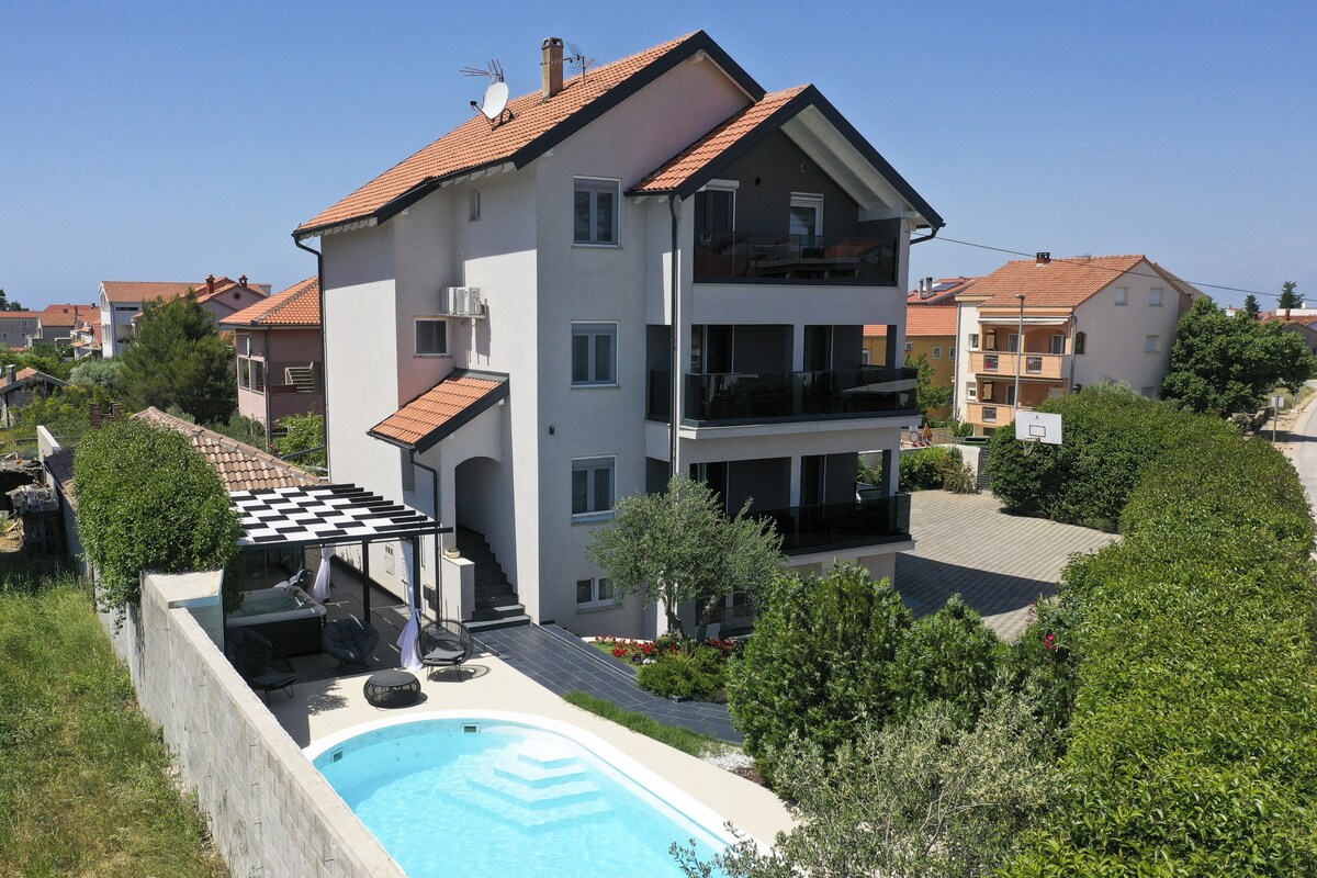 Villa Ksenija with pool, gym and jacuzzi