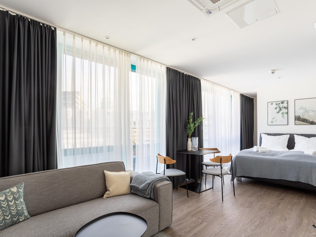 Köln Friesenplatz | Suite XL + Balcony (LT)