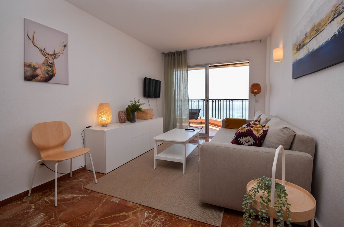Ref: 236 Beachfront apartment with wonderful seavi