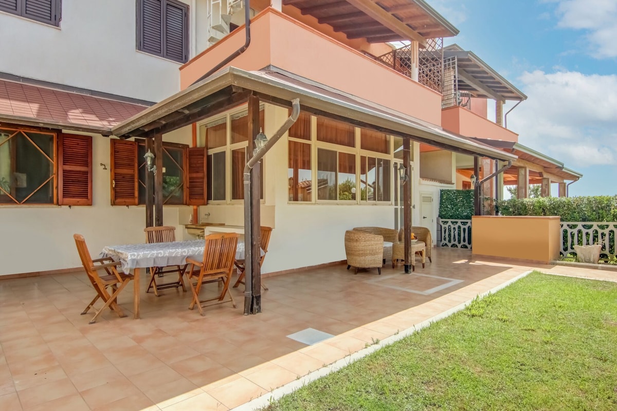 Snug apartment in Isola Capo Rizzuto with garden