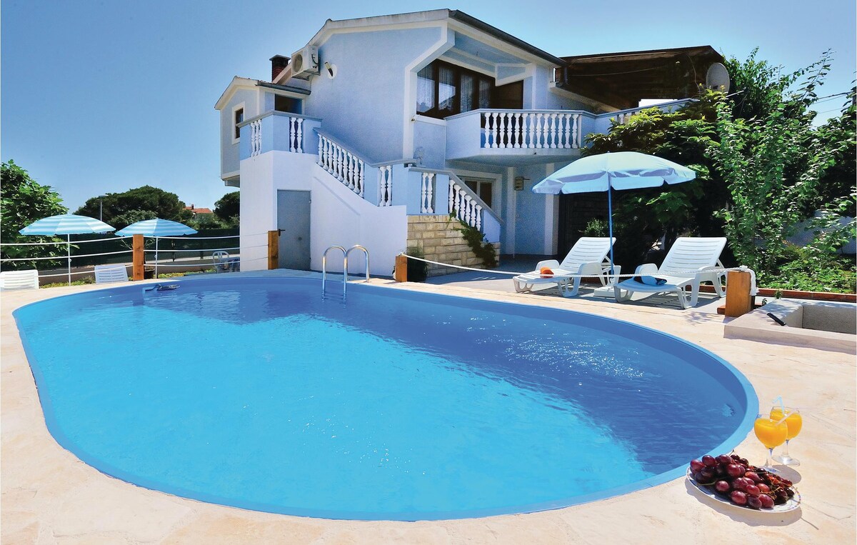 Nice home in Pakostane with outdoor swimming pool
