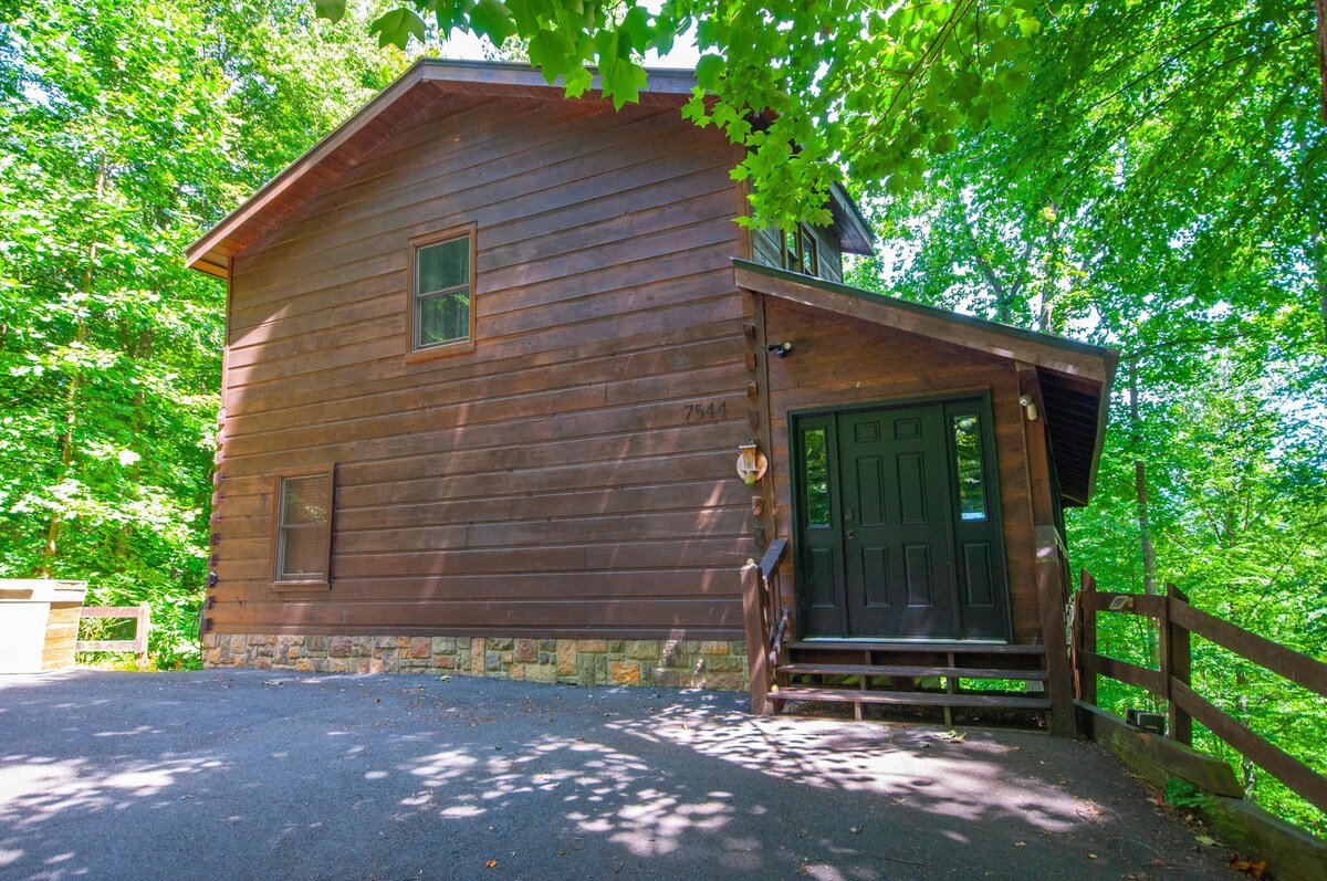 Bear Foot Heaven Upscale Cabin Rental in Hiawassee