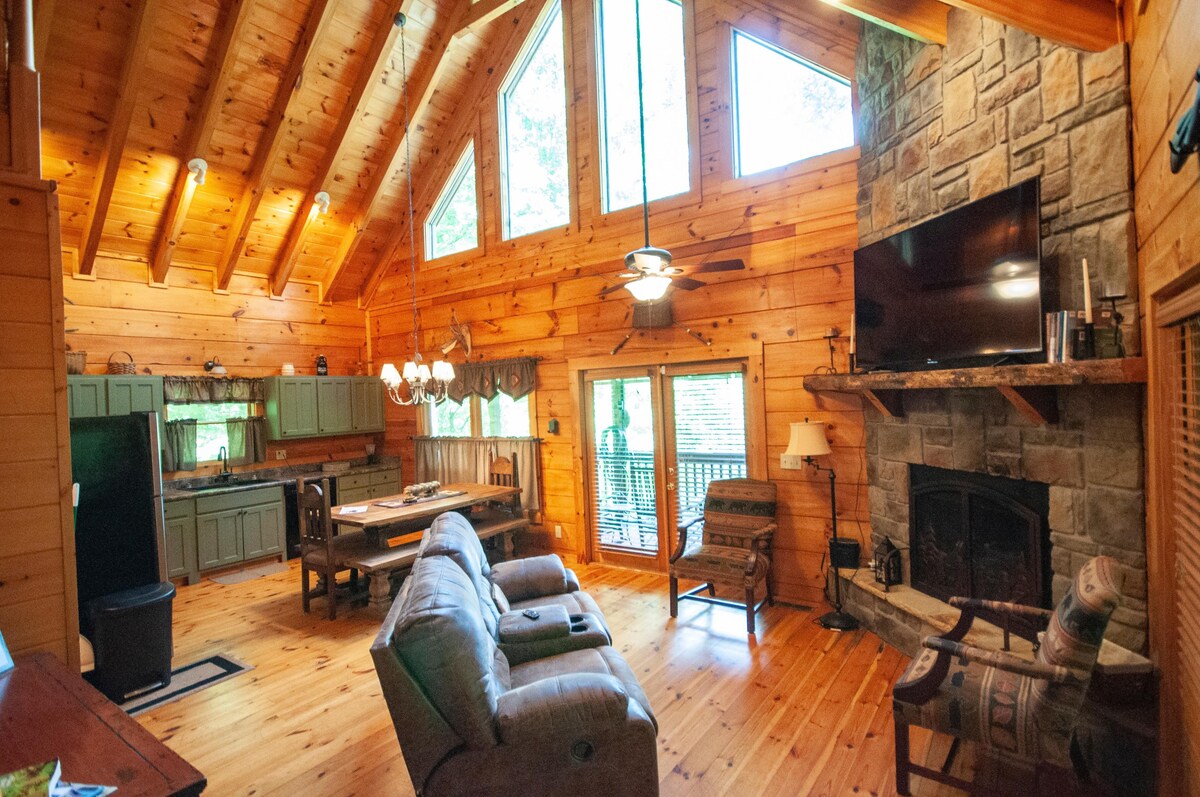 Bear Foot Heaven Upscale Cabin Rental in Hiawassee