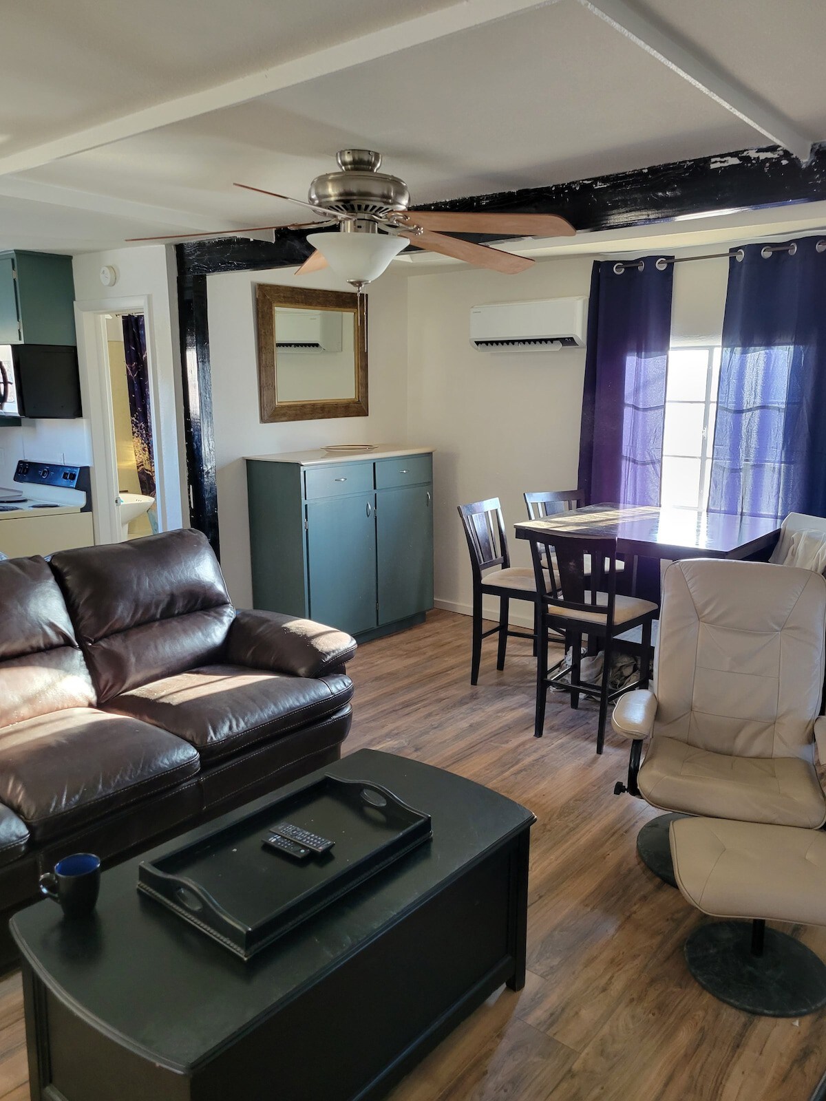 Large 2bd/1 bth apartment with full kitchen