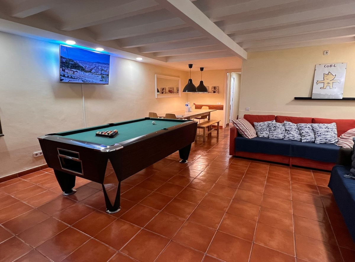 中央复式四卧室露台泳池桌和乒乓球