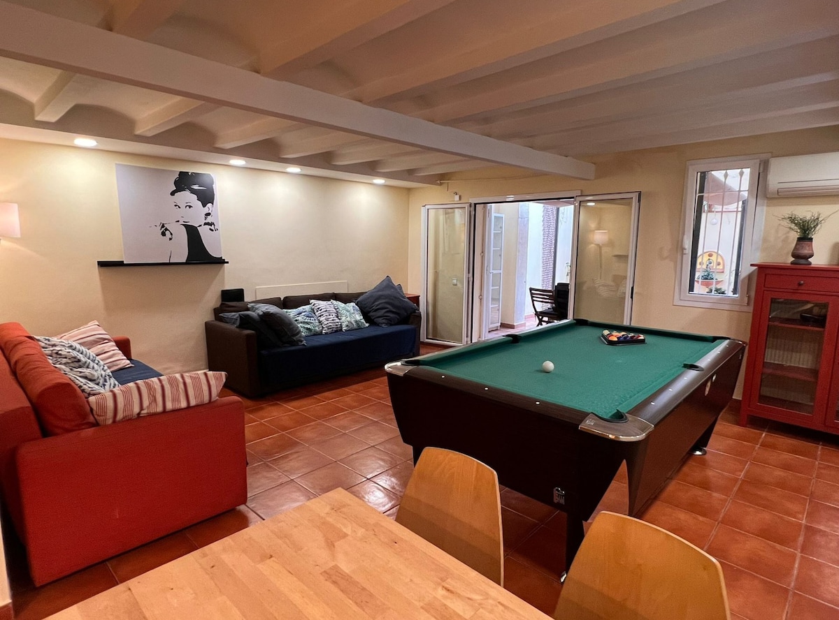 中央复式四卧室露台泳池桌和乒乓球