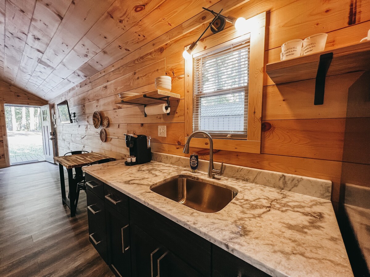 Cabin #8 studio with kitchenette