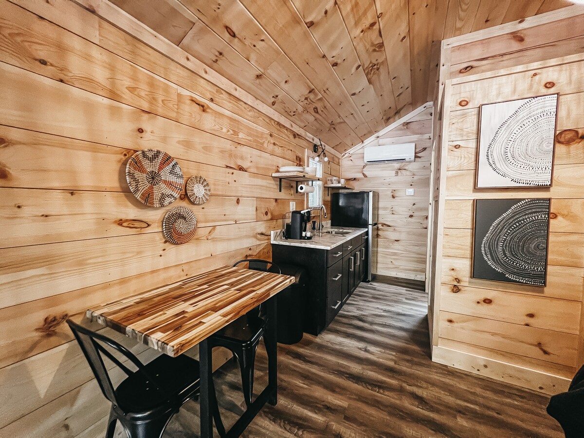 Cabin #8 studio with kitchenette