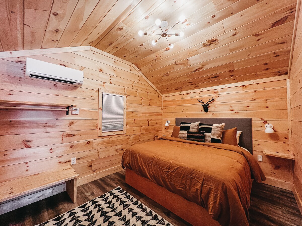 Cabin #9 One Bedroom w Kitchenette