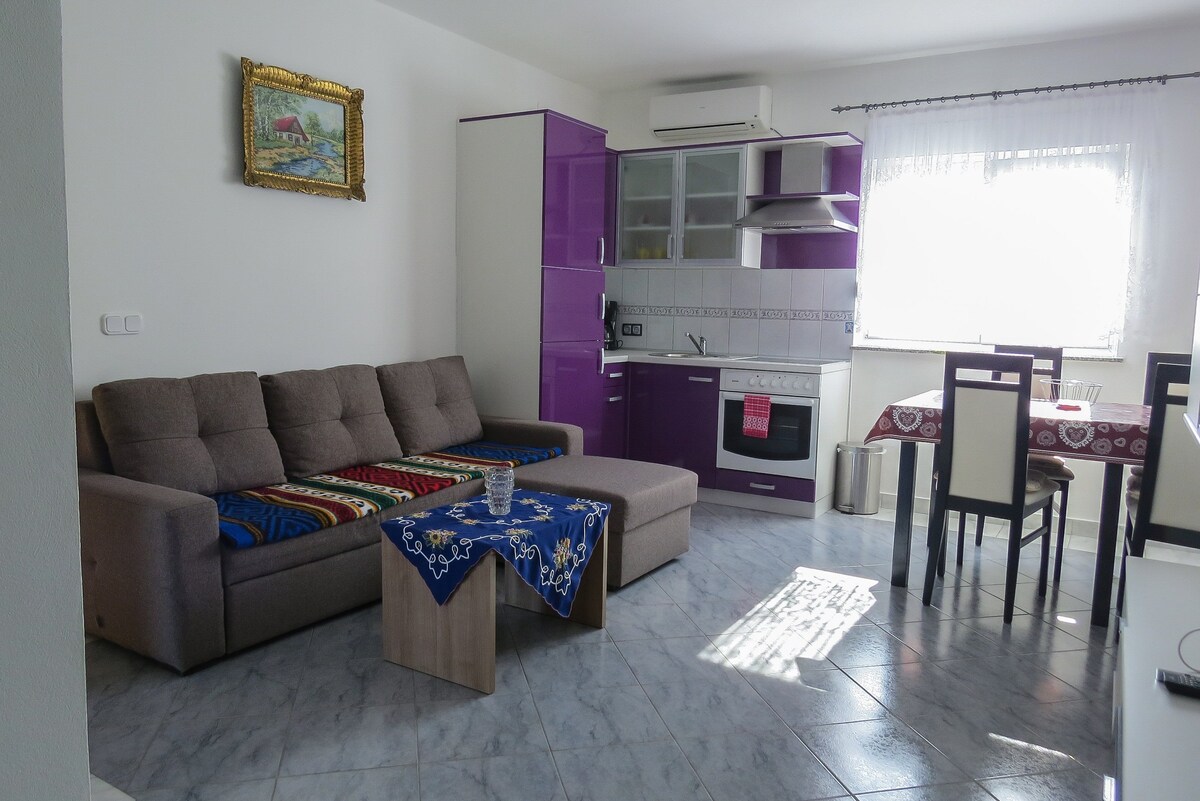 Klara's one bedroom apartment with balcony- purple