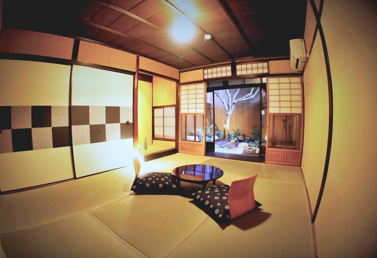 A townhouse over 100 years old! 【2 pax, 1F】