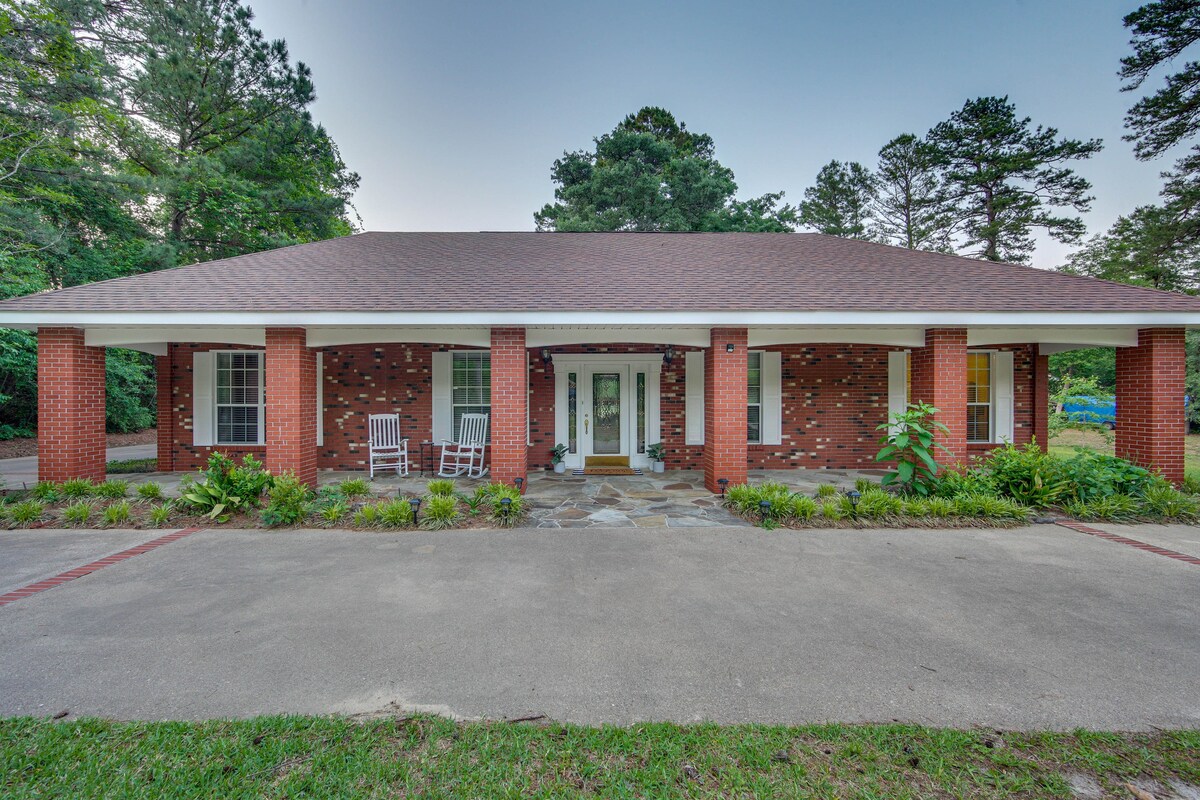 Lovely Hawkins Home w/ Patio & Hangar Garage!