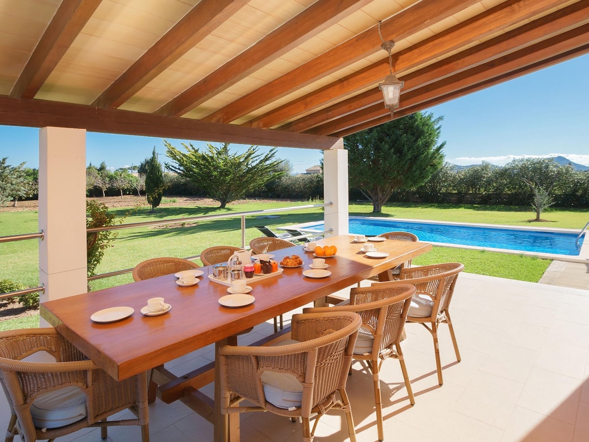 波伦萨港（ Puerto Pollensa ）的家庭别墅，宽敞的户外空间，配备私人泳池和乒乓球。