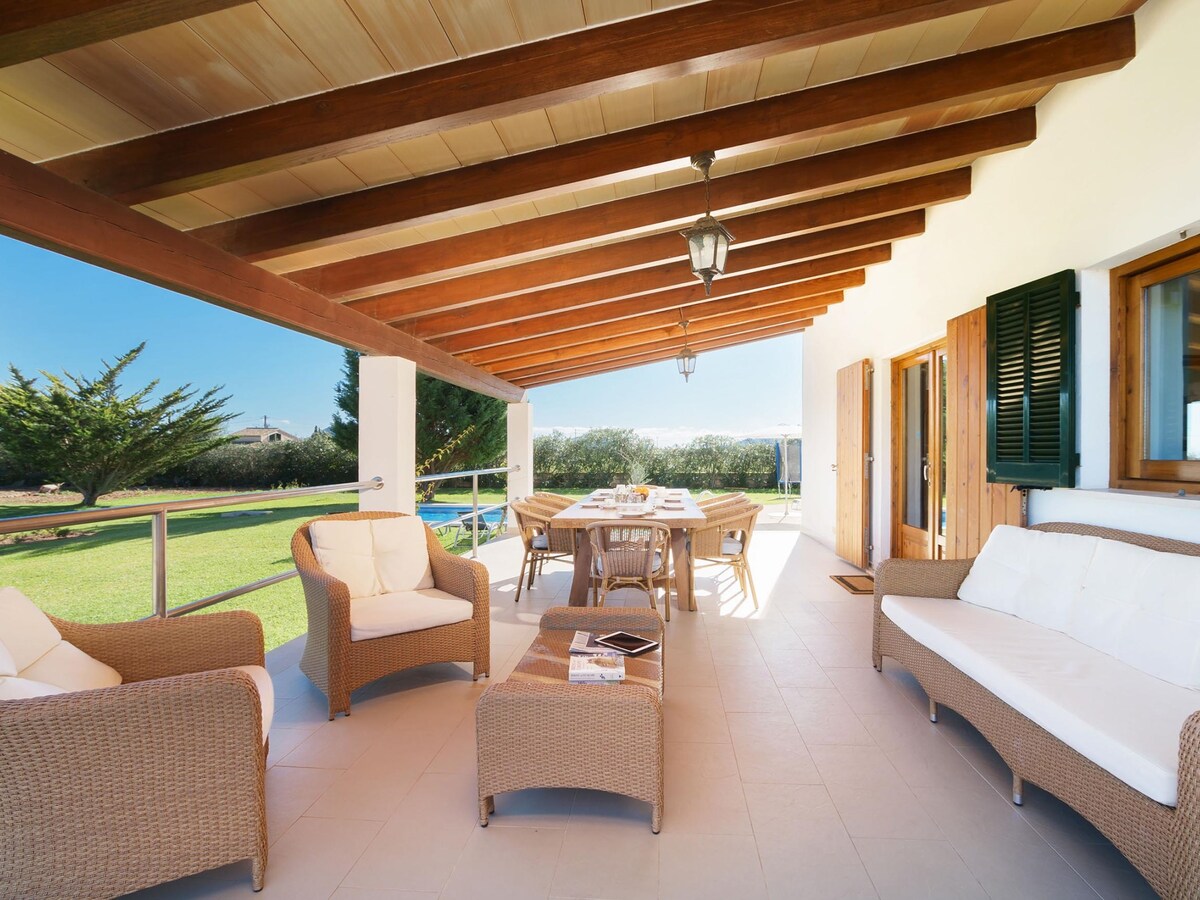 波伦萨港（ Puerto Pollensa ）的家庭别墅，宽敞的户外空间，配备私人泳池和乒乓球。