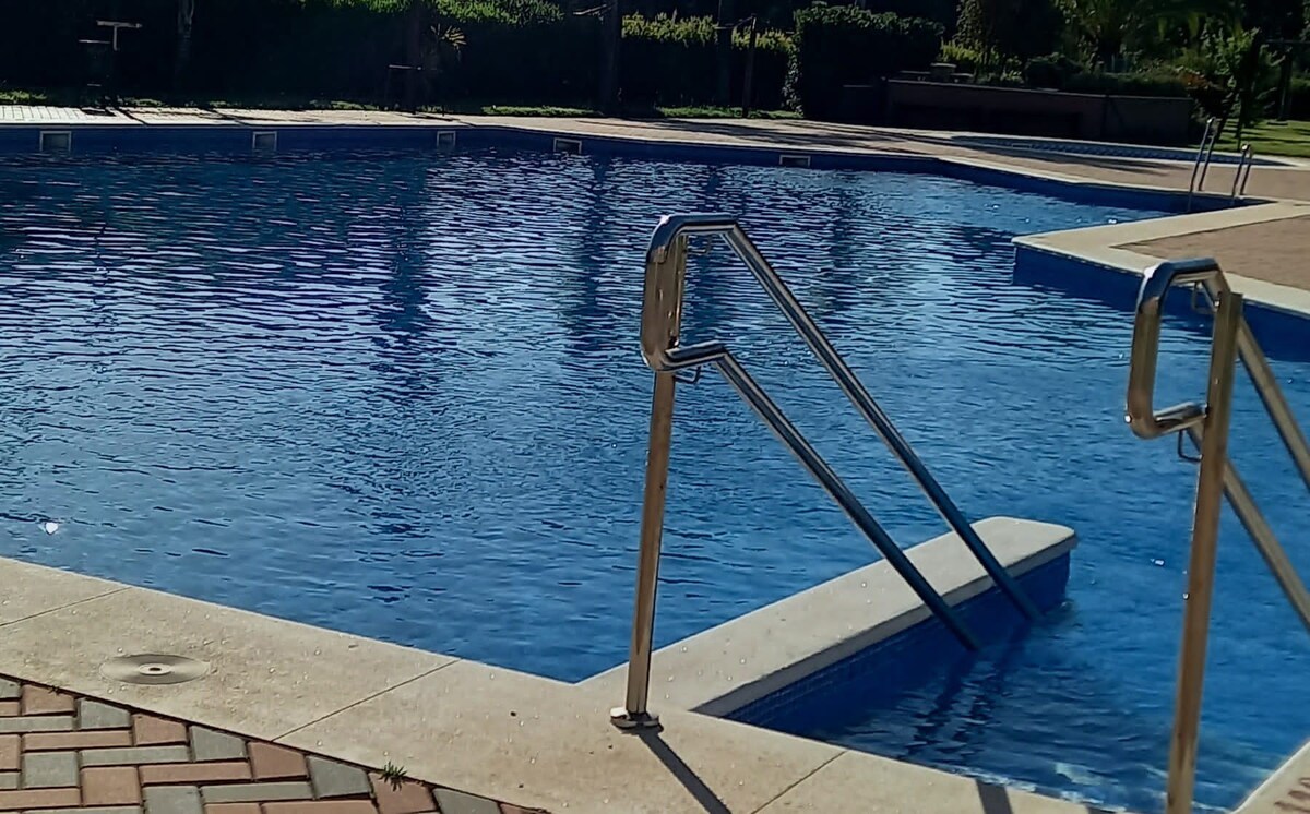 Apartamento con piscina en Urbanización Prado Golf