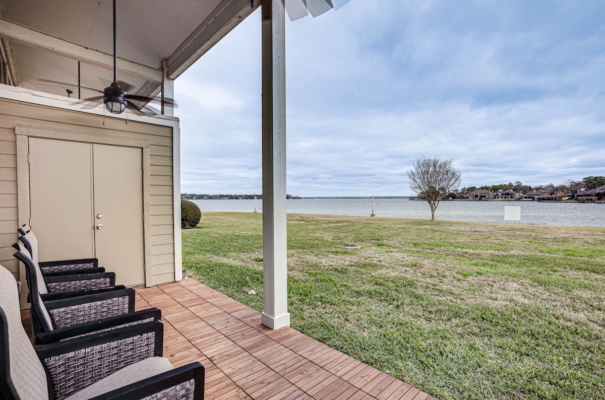 Gorgeous Lakefront Townhome w/ Pool Access & Views