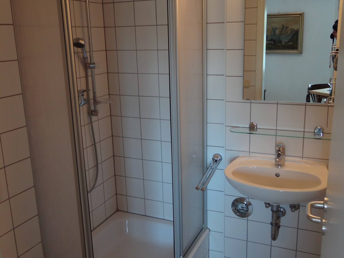 Double or Twin-Premium-Ensuite with Shower-Garden