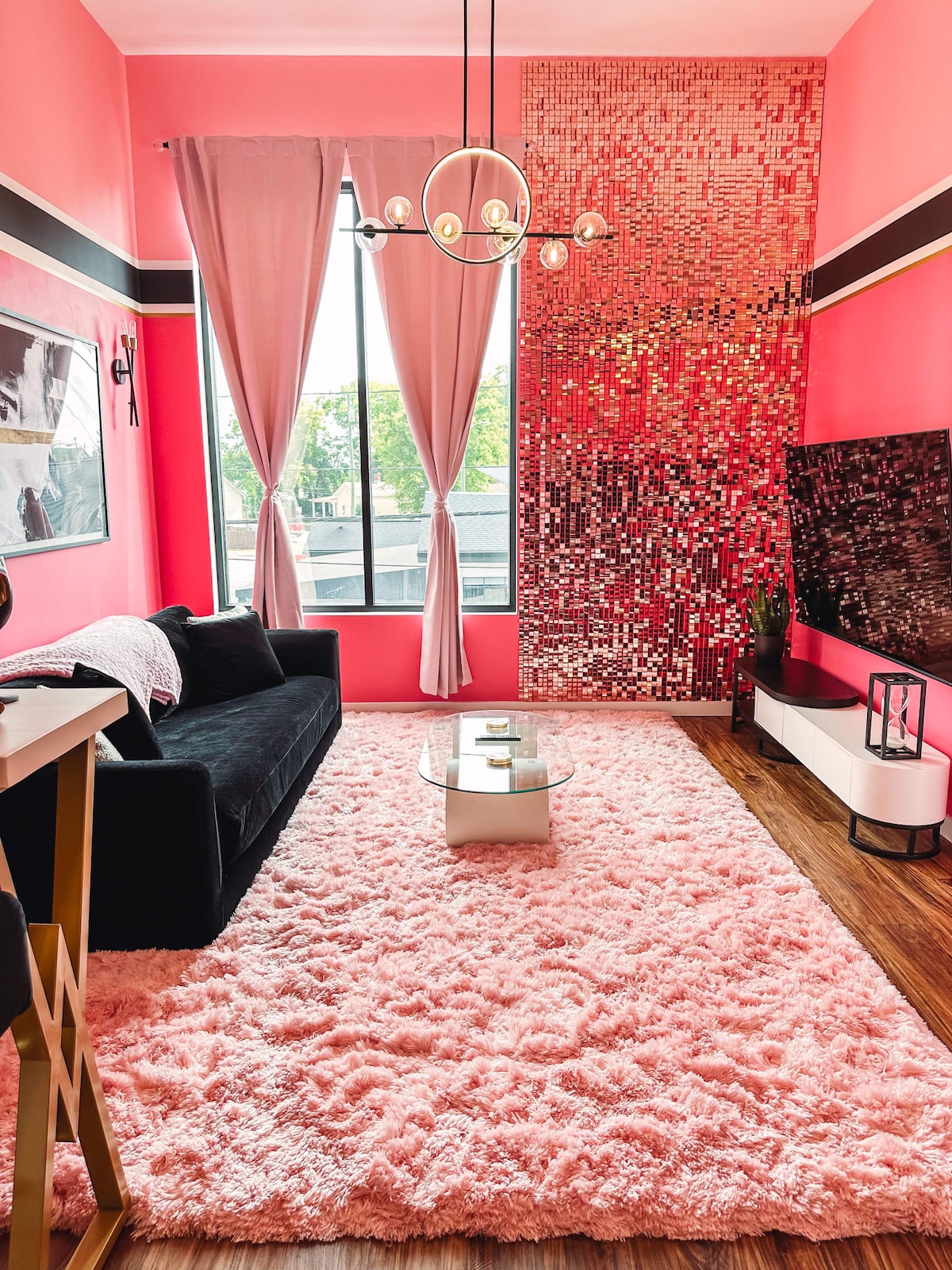 Dolly's Glam Getaway: Glittering Gem Near Broadway