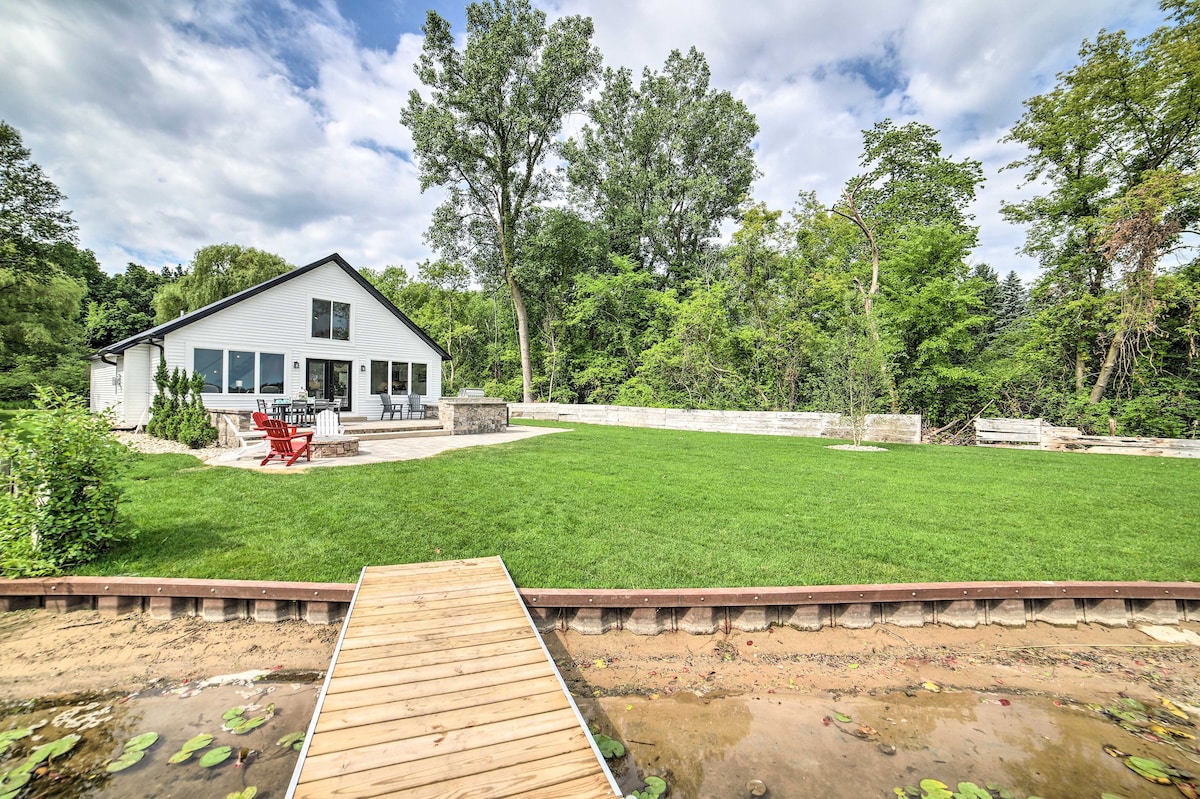 Newly Built Gilletts Lake Gem: Dock & Hot Tub