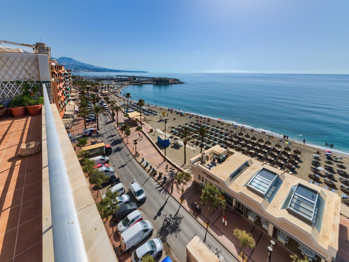 假日2 Fuengirola复式公寓，可欣赏壮丽的海景，露台，港口旁边的第1线