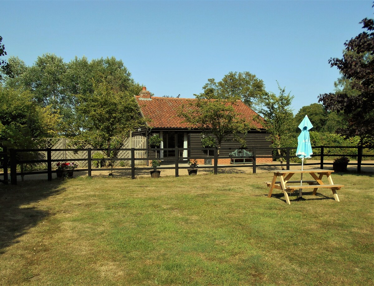 Brundish, Suffolk Barn, 2 Bed Idyllic 6 acres