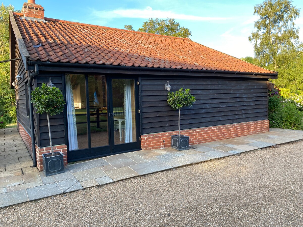 Brundish, Suffolk Barn, 2 Bed Idyllic 6 acres