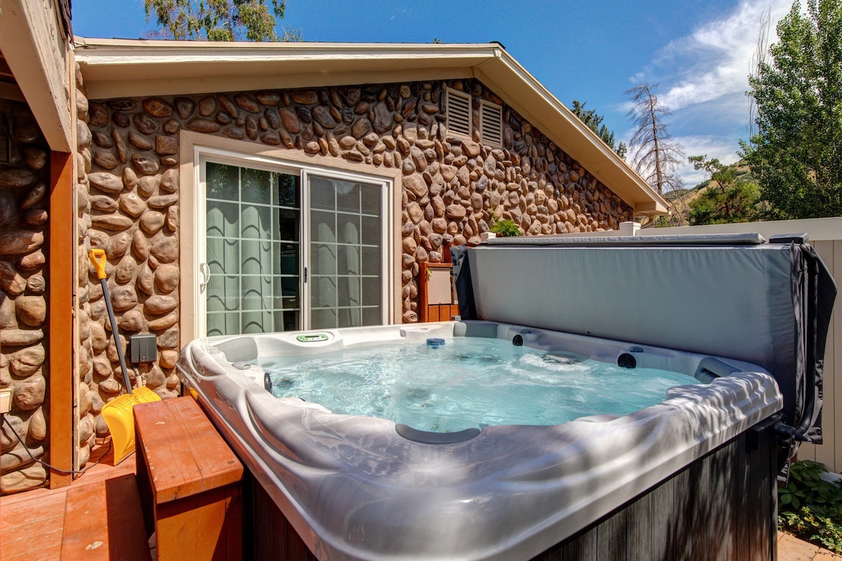 Cottonwood 3588 by Moose Mgmt.-Bengal-HotTub-Yard