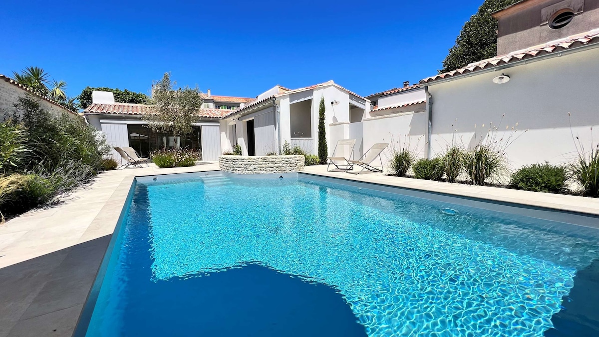 Amazing villa with heated pool and parking