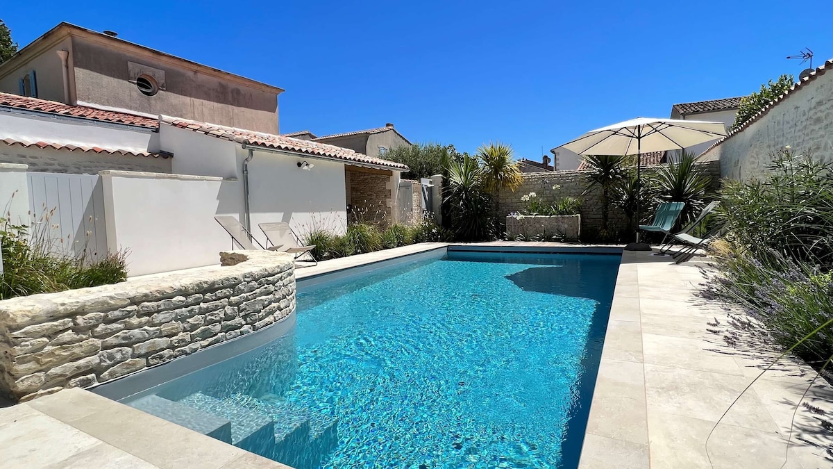 Amazing villa with heated pool and parking