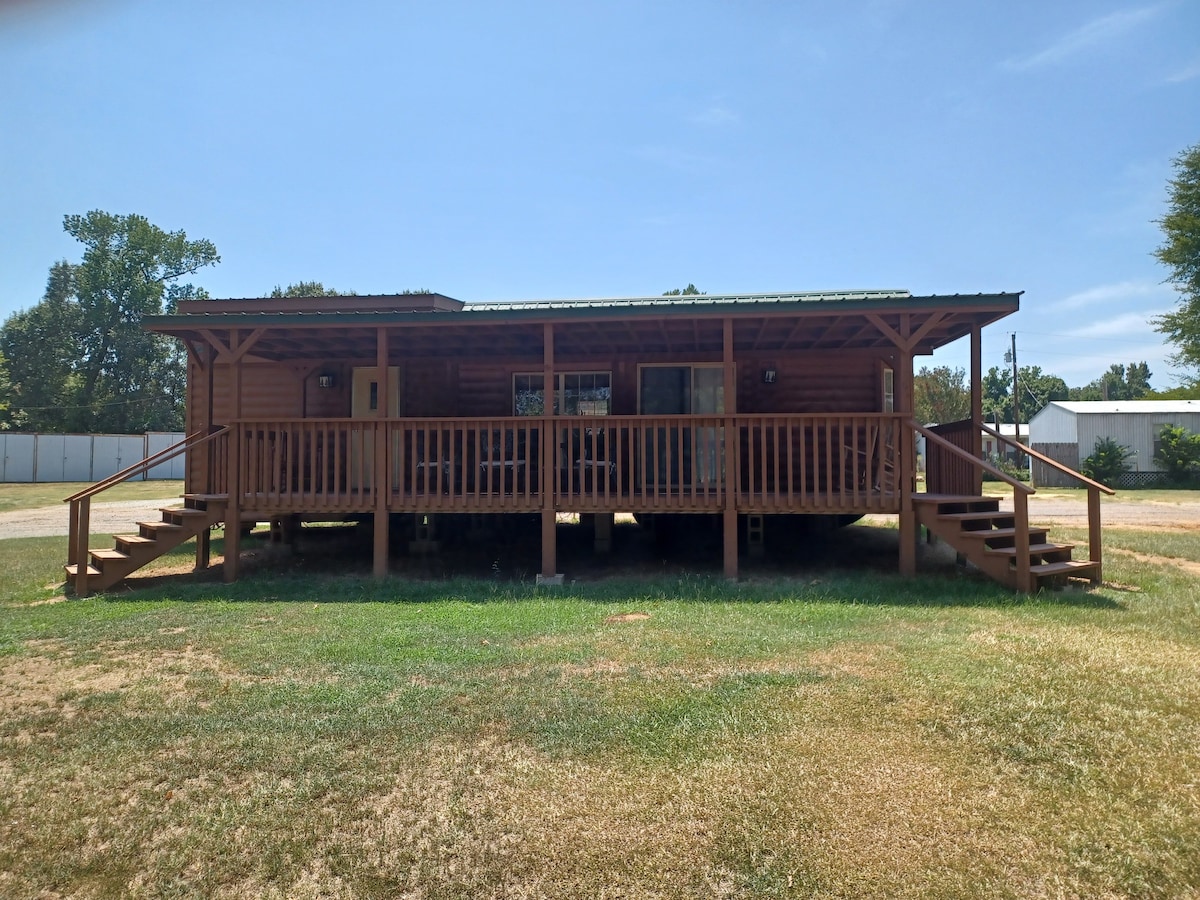 Cedar cabin 1 bedroom w/ upstairs loft.