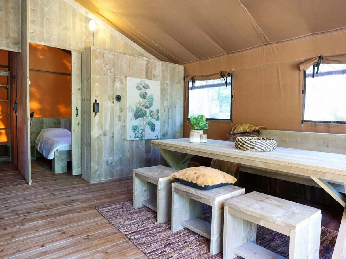 Cozy tent lodge with sanitary facilities