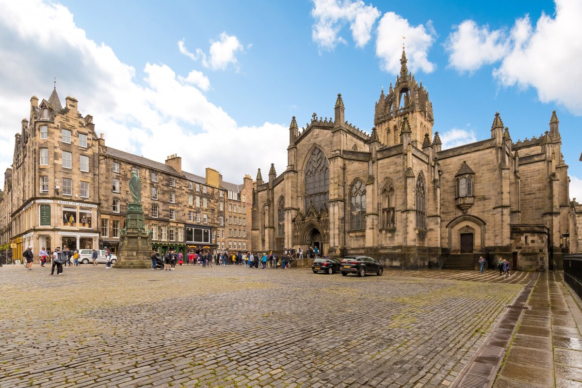 爱丁堡城堡（ Edinburgh Castle ）旁的壮丽公寓