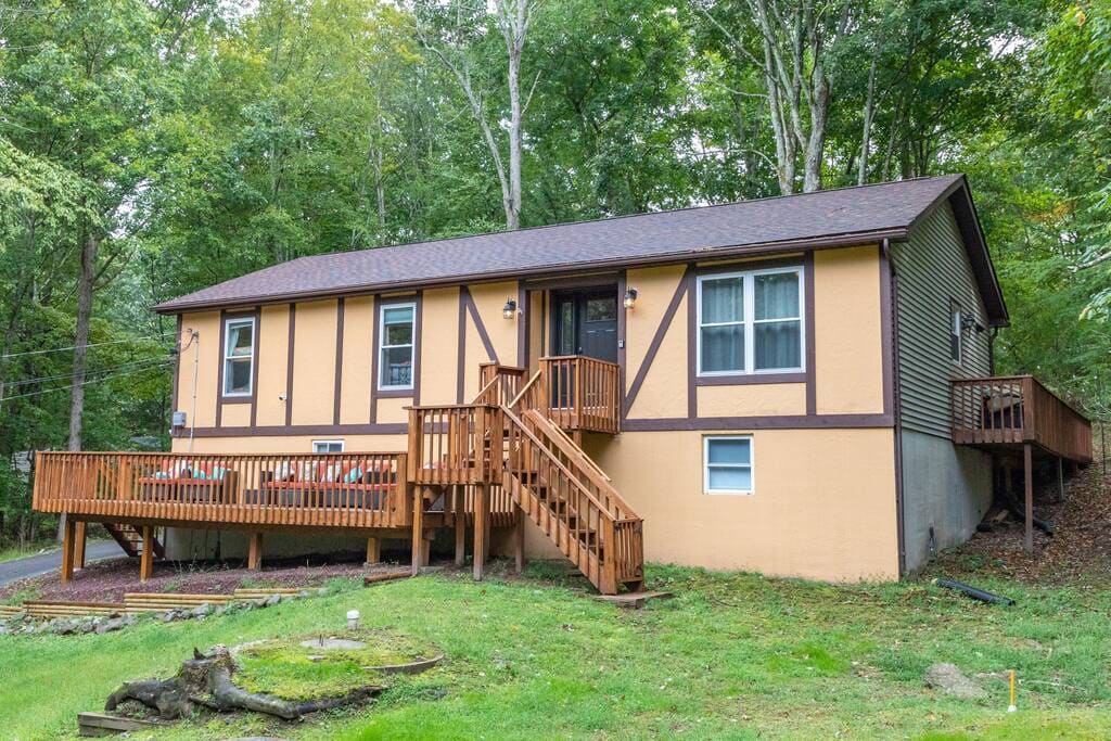 HotTub|GameRoom|Pet-Friendly|PoconosOasis|Bushkill