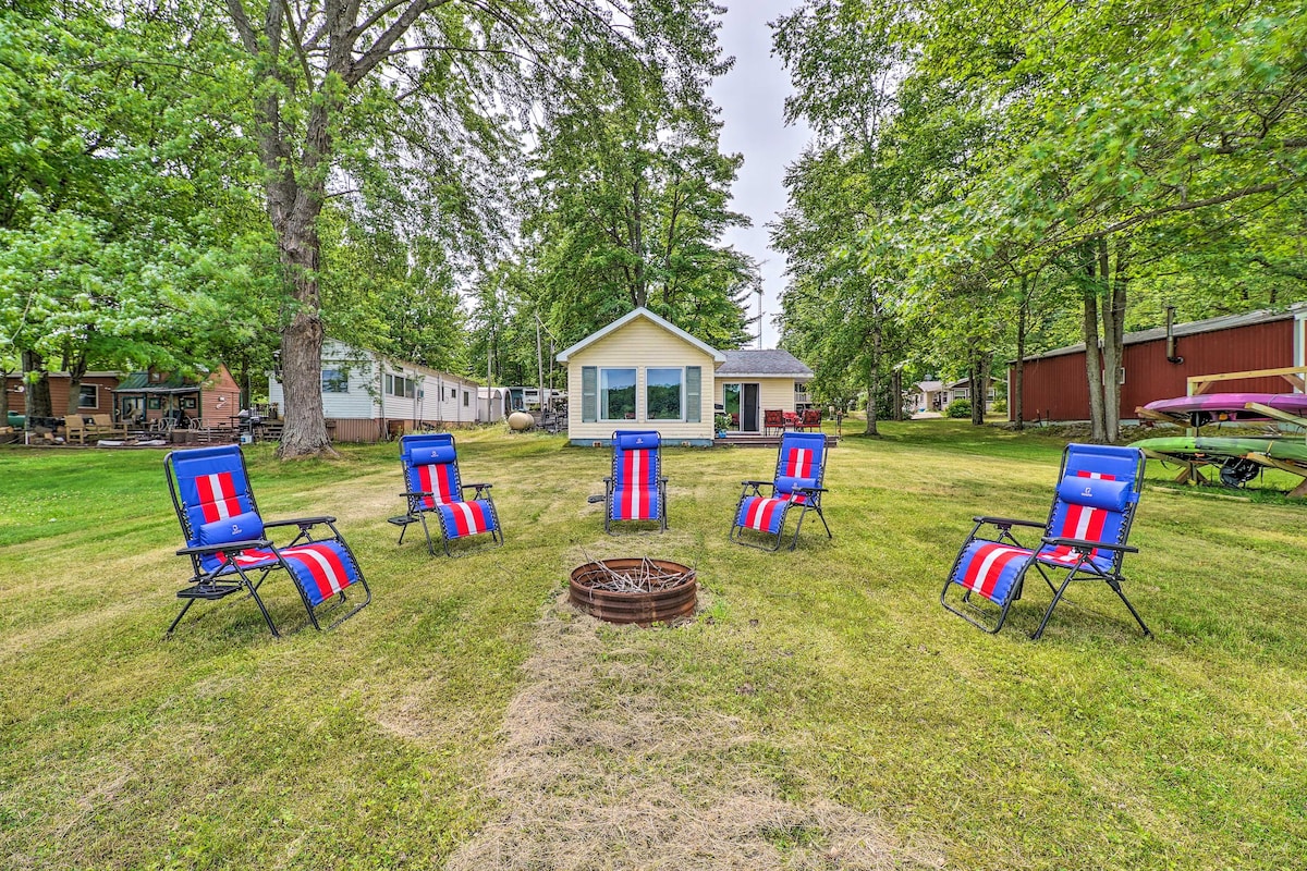 Cottage on Tubbs Lake w/ Kayaks, Grill & Fire Pit!