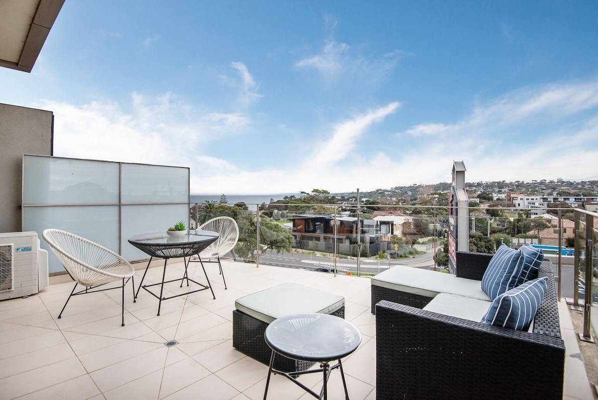 Luxe on Main in Mornington Views of the Bay