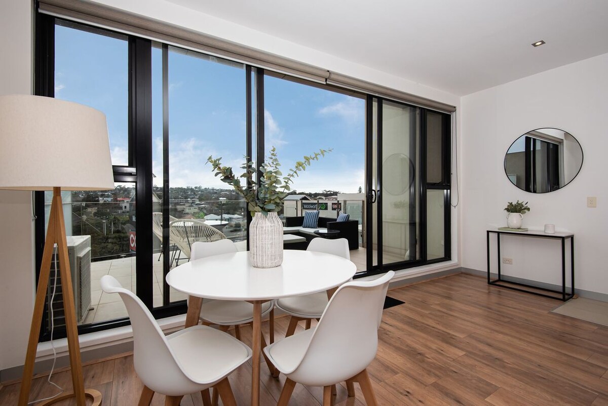 Luxe on Main in Mornington Views of the Bay