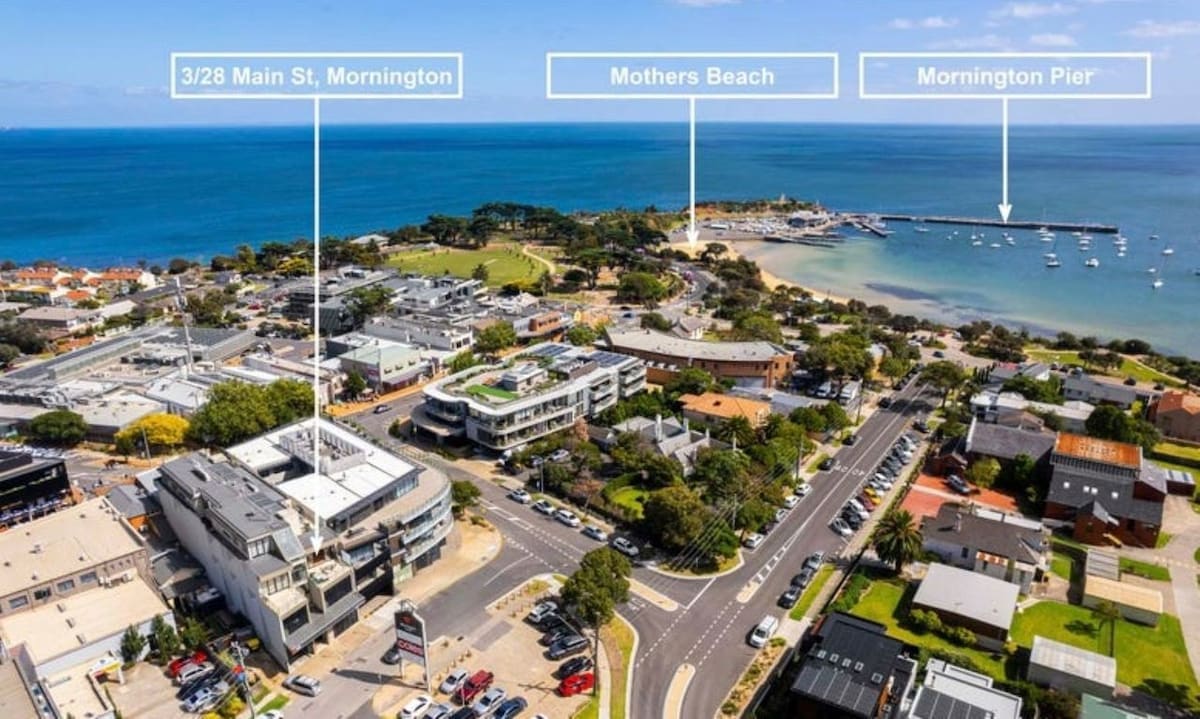 Luxe on Main in Mornington Views of the Bay