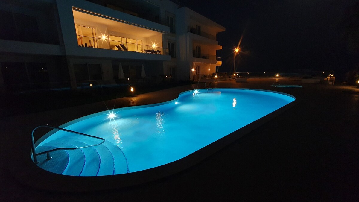 CoolHouses Algarve Lagos | 3 Bed modern Flat w/ outdoor/Indoor pool & SPA | Amor à Vida