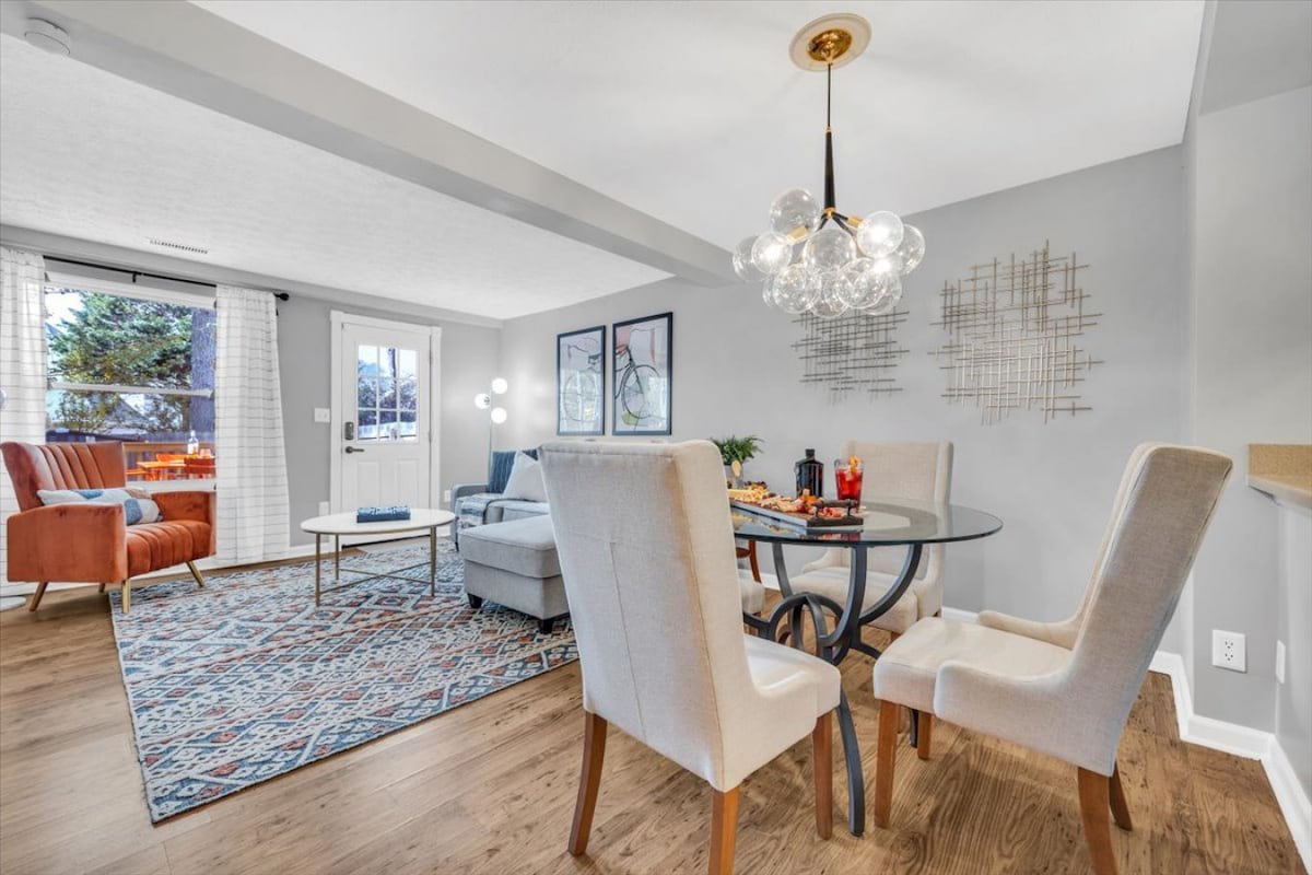 Renovated townhome on bike path includes bikes!