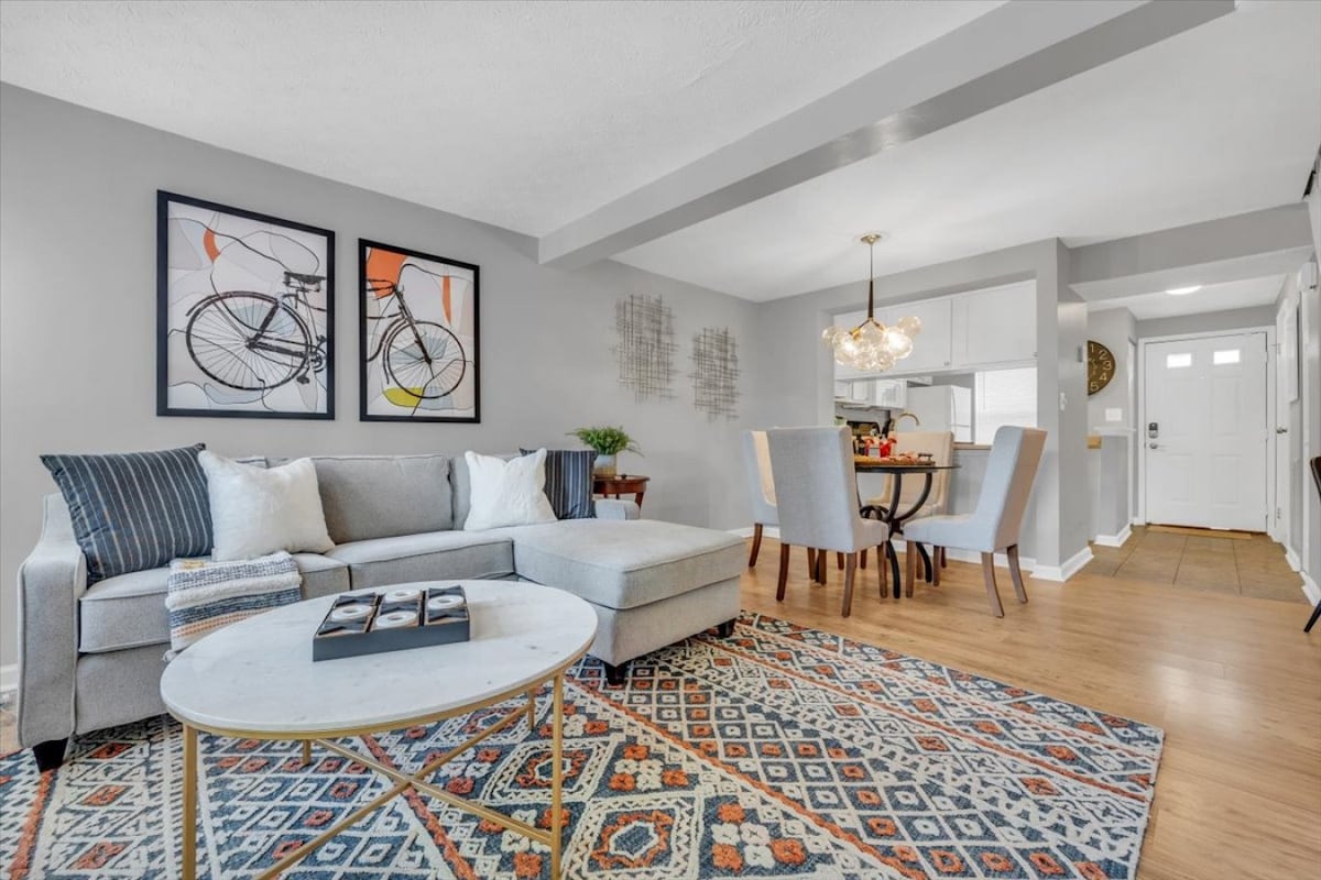 Renovated townhome on bike path includes bikes!