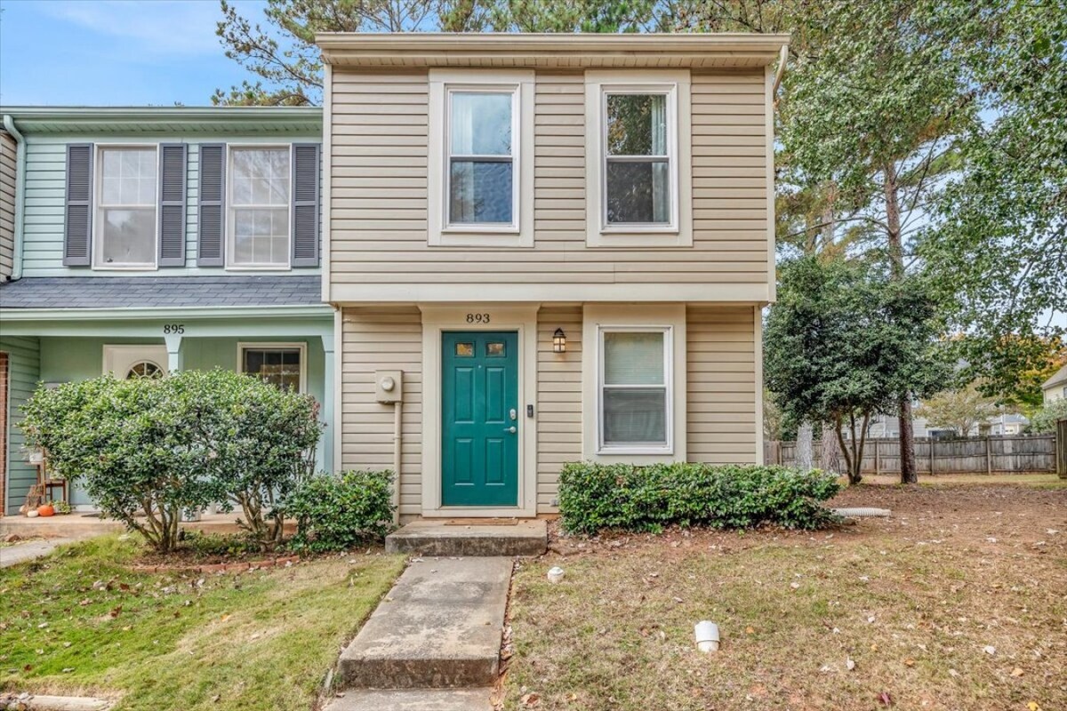 Renovated townhome on bike path includes bikes!